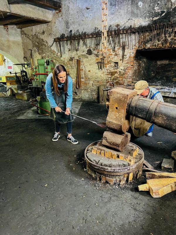 Bild 1 von 9: Im Bild: Maggie Entenfellner besucht Klaus Kamleitner (Kunstschmied) in der historischen Hammerschmiede in Aggsbach und begleitet ihn bei der Herstellung eines handgeschmiedeten Schuhlöffels nach traditionellen Schmiedetechniken.