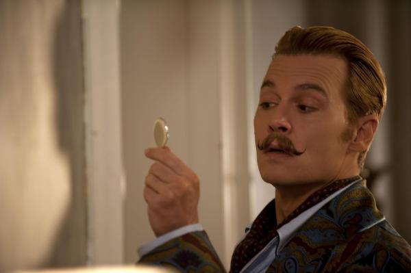 Bild 1 von 8: Eigentlich hätte Lord Mortdecai (Johnny Depp) mit seinen Schulden und dem Auftrag von Inspector Martland schon genug zu tun, doch sein neuer Schnurbart \