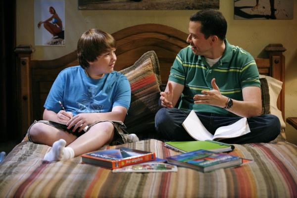 Bild 1 von 8: Jake Harper (Angus T. Jones, l.); Alan Harper (Jon Cryer, r.)