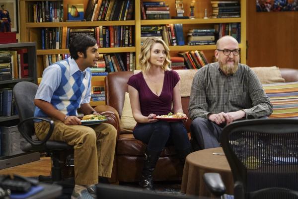 Bild 1 von 8: Bei einem gemeinsamen Treffen mit Freunden erzählen Geologe Bert (Brian Posehn, r.) und seine Freundin Rebecca (April Bowlby, M.), wie sie sich kennen gelernt haben. Nachdem Raj (Kunal Nayyar, l.) die Geschichte gehört hat, ist er beunruhigt, dass Rebeccas Gefühle nicht echt sein könnten ...
