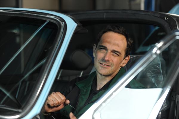 Bild 1 von 11: Mike (Harry Blank) fällt das Arbeiten wegen seiner Erkältung sehr schwer.