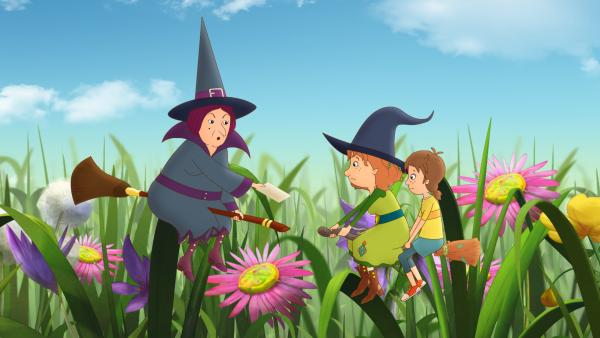 Bild 1 von 4: Eine Einladung von der Oberhexe Pestilla? Das verheißt nichts Gutes.
© ZDF/Akkord Film/Bastei Lübbe AG - Honorarfreie Verwendung gemäß AGB im redaktionellen Zusammenhang mit genannter Sendung bei Nennung \