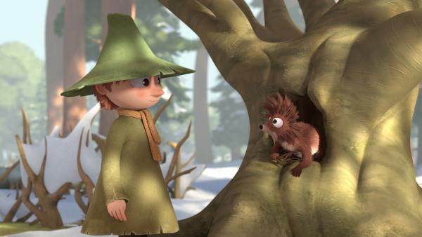 Bild 1 von 2: Snufkin (li.) macht Bekanntschaft mit einem kleinen pelzigen Waldtier.