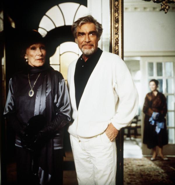 Bild 1 von 2: Im Bild: Max von Guldenburg (Jürgen Goslar) bekommt unerwarteten Besuch von seiner Mutter Herta (Brigitte Horney), die mit ihm über die wirtschaftlichen Probleme der Guldenburgs reden möchte - obwohl es ihn, den Wissenschaftler, wenig interessiert.