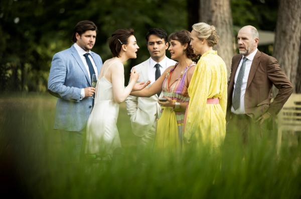 Bild 1 von 8: Emily (Sarah Mahita, 2.v.l.) kann nicht glauben, dass ihr Bruder nicht auf ihrer Hochzeit erscheint.