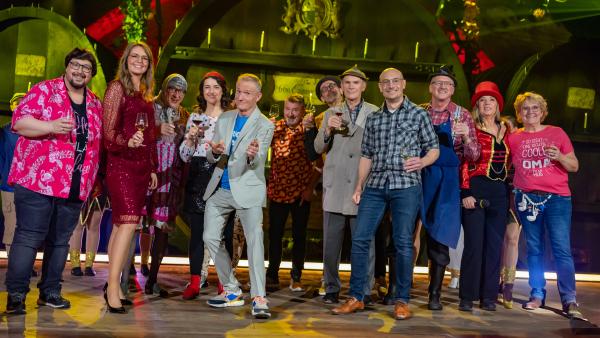 Bild 1 von 33: Die Künstler der Närrischen Weinprobe 2026 stehen gemeinsam mit der Leiterin von BR Franken, Anja Miller ( 2. von rechts), auf der Bühne.