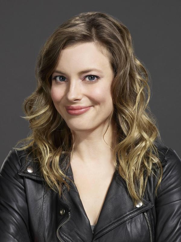 Bild 1 von 33: (6. Staffel) - Britta (Gillian Jacobs) versucht sich als Barkeeperin, doch ihr großes Ziel ist es, Psychologin zu werden ...