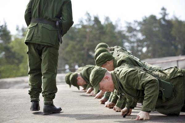 Bild 1 von 5: Bei den Küstenjägern, der Eliteeinheit der schwedischen Marine, ging es hart zu. Ist die Truppe in die Mordfälle verwickelt?