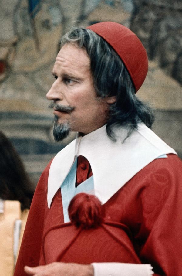 Bild 1 von 15: Kardinal Richelieu (Charlton Heston) hat ganz und gar keine edlen christlichen Absichten.