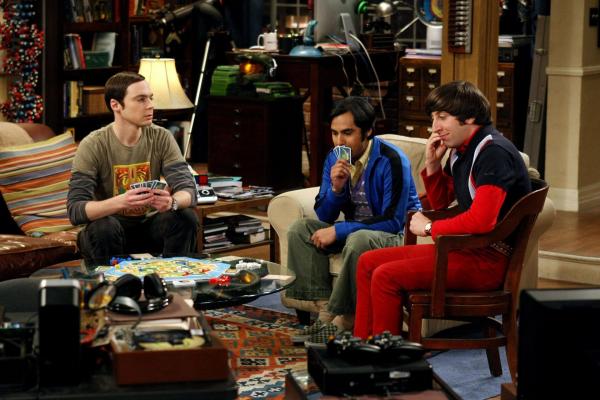 Bild 1 von 24: Sheldon (Jim Parsons, l.), Rajesh (Kunal Nayyar, M.) und Howard (Simon Helberg, r.) verstehen gar nicht, warum sich Leonard wieder auf Penny einlassen will und sind gegen eine Beziehung der beiden. Doch wer wird am Ende eine Enttäuschung erleben?
