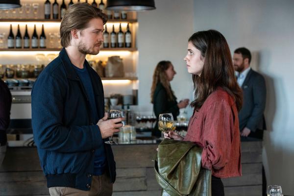 Bild 1 von 3: Nach dem Kuss auf der Party wissen Frances (Alison Oliver) und Nick (Joe Alwyn) nicht, wo sie stehen. Das Wiedersehen fühlt sich für beide zunächst schräg an, doch das ändert sich schnell.