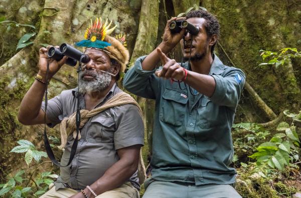 Bild 1 von 3: Mundiya Kepanga (li.) teilt die neu gewonnenen Erkenntnisse mit seiner Gemeinschaft, um die Menschen so dazu zu bewegen, einen Beitrag zu dieser grünen Revolution zu leisten.