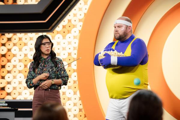 Bild 1 von 12: Wenn hochenergetische Strahlung auf unsere Zellen trifft, kann sie Elektronen aus Molekülen rausschießen. Max Bierhals zeigt im Studioversuch wie man sich das vorzustellen hat.