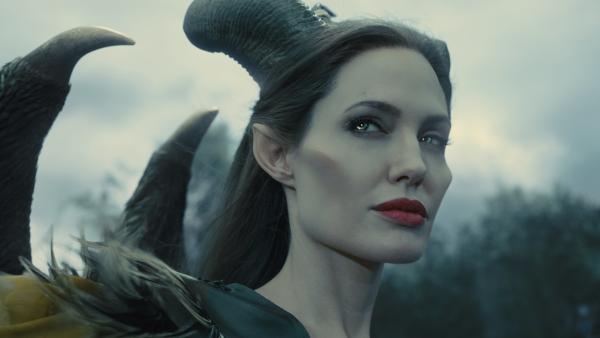 Bild 1 von 17: Maleficent lebt friedvoll im Einklang mit der Natur, biis sie eines Tages einem skrupellosen Verrat zum Opfer fällt. Ein Verrat, der ihr Herz zu Stein werden lässt. Von dem innigen Wunsch nach Vergeltung getrieben, wendet sich Maleficent schließlich sogar gegen den König der Menschen, den sie einst liebte. Am Ende macht sie nicht einmal davor halt, dessen neugeborene Tochter Aurora zu verfluchen und ihr den Tod zu wünschen. Als das Mädchen allerdings heranwächst, erkennt Maleficent nach und nach, dass Aurora der friedenbringende Schlüssel zu allem ist - auch zu ihrem eigenen Glück.