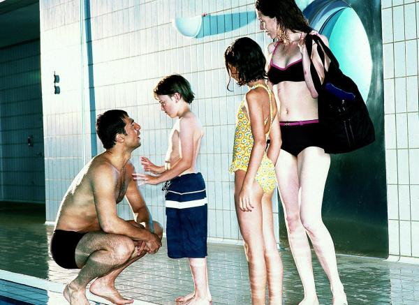 Bild 1 von 3: Im Bild: Toprak (Erol Sander) mit seiner Familie (Stefan Altenbach, Canan Schlagenhof, Sabine Radebolt) im Schwimmbad.