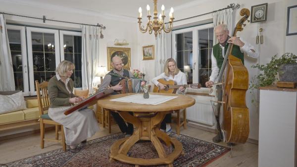 Bild 1 von 6: Im Bild: Familienmusik Größbacher beim gemeinsamen Musizieren.