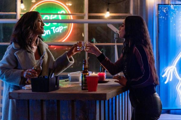 Bild 1 von 4: Maria DeLuca (Heather Hemmens, l.); Liz Ortecho (Jeanine Mason, r.)