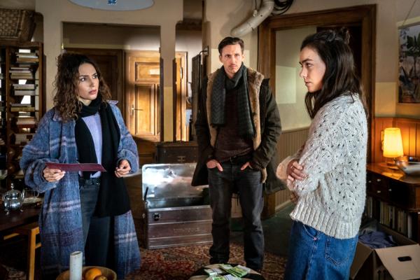 Bild 1 von 6: Kim Nowak (Amy Mußul, l.) und Moritz Brenner (Johannes Hendrik Langer) sprechen mit Ella Oswald (Luise Grossmann, r.). Dabei erfahren die beiden von Ellas Entdeckung, die sie in der Wohnung des Opfers gemacht hat.
