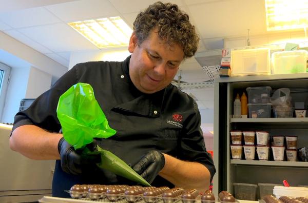 Bild 1 von 4: Laurent Gerbaud bereitet belgische Pralinen zu.