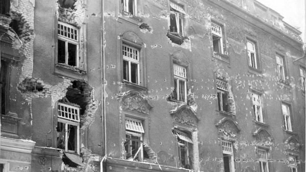 Bild 1 von 5: Im Bild: Bürgerkrieg 1934, zerstörtes Haus.