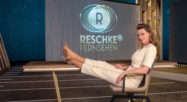 Bild 1 von 3: Anja Reschke präsentiert im Ersten \