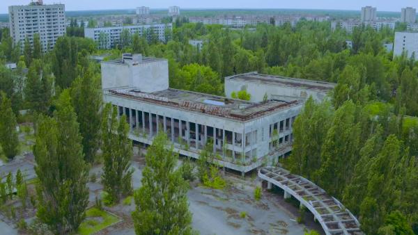 Bild 1 von 3: Der Marx-Generator im russischen Istra sticht verlassen aus der bewaldeten Landschaft hervor.