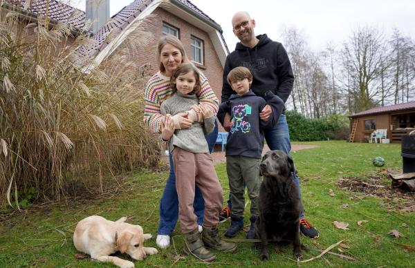 Bild 1 von 5: Heike Klüsener (40) und ihr Mann Jens (38), ihre Kinder Ben (8) und Henry (10) und die zwei Familienhunde im Garten.