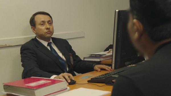 Bild 1 von 3: Ein Beamter der Anti-Drogen-Brigade verhört einen mutmaßlichen Schmuggler, dessen auffälliges Verhalten die Ermittlungen ins Rollen brachte.