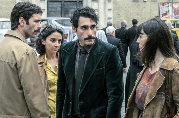 Bild 1 von 4: Das ganze Land hofft auf Aldo Moros Freilassung, aber Mario Moretti (Davide Mancini, Mi.), der Anführer der Brigadisten, bleibt stur. Valerio Morucci (Gabriel Montesi, li.) und Adriana Faranda (Daniela Marra, re.) versuchen vergeblich, ihn umzustimmen.