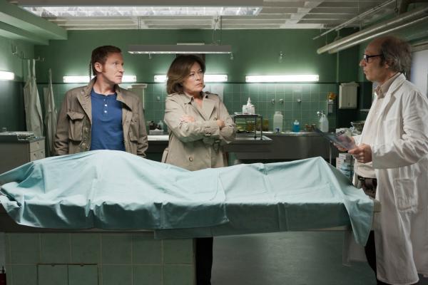 Bild 1 von 7: Kommissarin Springer (Rita Russek, M.) und ihr Assistent Overbeck (Roland Jankowsky, l.) in der Pathologie. Dort erfahren sie vom Arzt (Walter Sprungala, r.), wer der Tote ist.