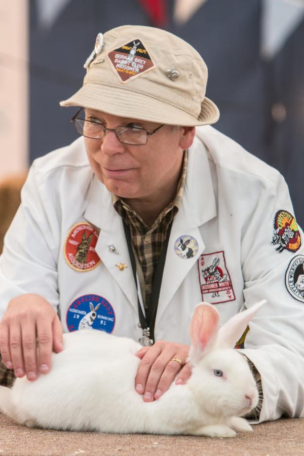 Bild 1 von 9: Timothy Benson (Steve Pemberton) ist der ungeschlagene Zuchtkönig von Midsomer. Mit Hercules holt er nicht nur jede Menge Trophäen, auch lässt Benson sich jede erfolgreiche Paarung mit Hercules gut bezahlen.