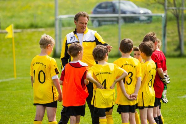 Bild 1 von 4: Hubert (Christian Tramitz) springt als Fußballtrainer ein. Ob das gut gehen kann?