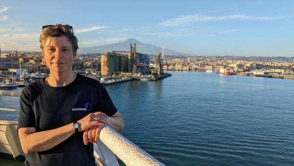 Bild 1 von 7: Prof. Dr. Morelia Urlaub vom GEOMAR Kiel, im Hintergrund der Ätna.