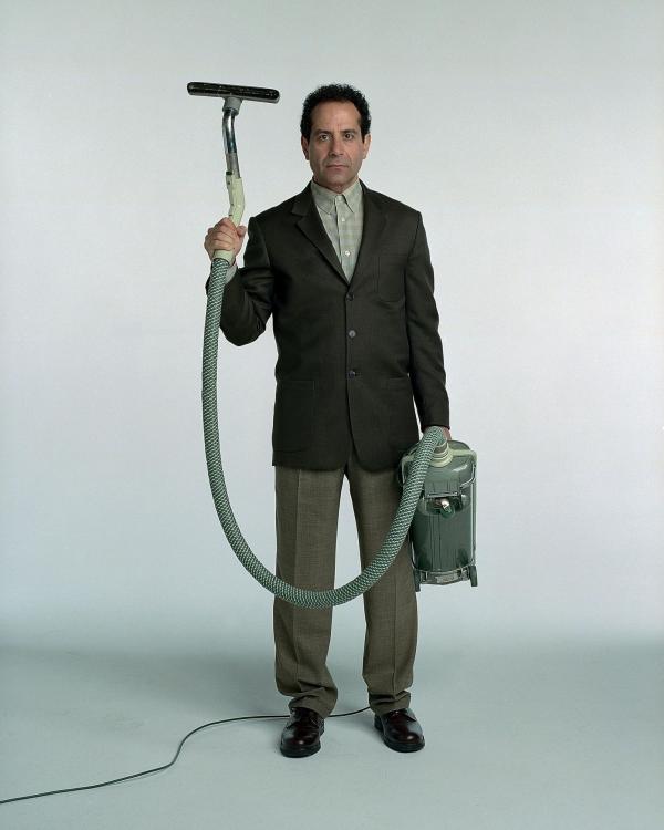 Bild 1 von 11: (2. Staffel) - Sein Wunsch ist der nach einer symmetrisch geordneten, keimfreien Umgebung: Adrian Monk (Tony Shalhoub)