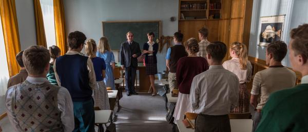 Bild 1 von 14: Rektor Block (Alexander Held) stellt den Schülern die neue Lehrerin Stella Petersen (Julia Koschitz) vor.