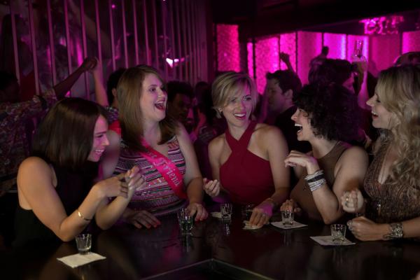 Bild 1 von 6: (L to R)  Blair (Zoë Kravitz), Alice (Jillian Bell), Jess (Scarlett Johansson), Frankie (Illana Grazer) and Pippa (Kate McKinnon) in Columbia Pictures? ROUGH NIGHT.