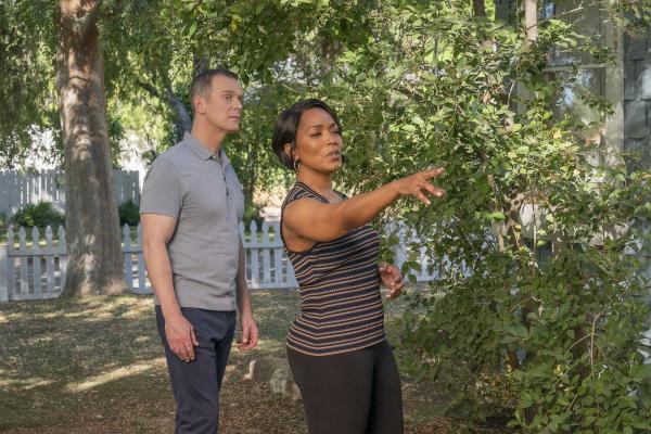 Bild 1 von 10: Bobby Nash (Peter Krause, l.); Athena Grant (Angela Bassett, r.)