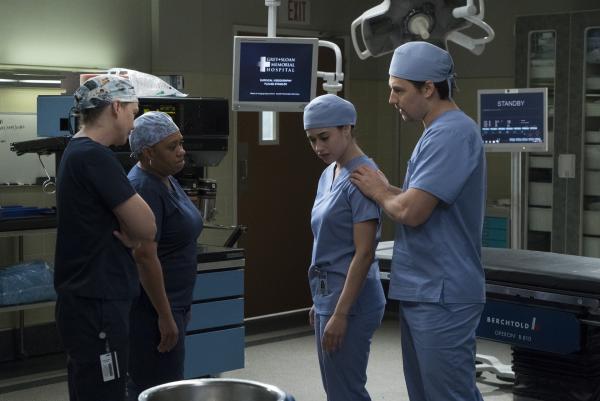 Bild 1 von 12: Meredith (Ellen Pompeo, l.) und Miranda (Chandra Wilson, 2.v.l.) versuchen, Sam (Jeanine Mason, 2.v.r.) zu helfen, als ein Agent im Krankenhaus auftaucht und mit ihr sprechen will. Wie weit wird De Luca (Giacomo Gianniotti, r.) gehen, um seine große Liebe zu retten?