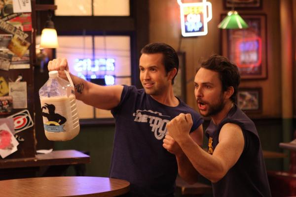 Bild 1 von 10: Mac (Rob McElhenney, l.); Charlie Kelly (Charlie Day, r.)
