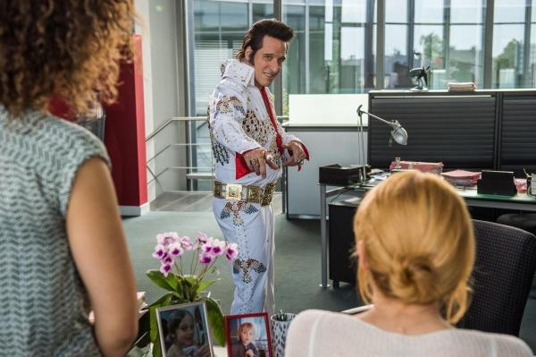 Bild 1 von 16: Für Martin Stude (Bela B.) bricht eine Welt zusammen, als er erfährt, dass er nicht der uneheliche Sohn von Elvis Presley ist. Für eine Vaterschaft würde er sogar einen Mord gestehen ...