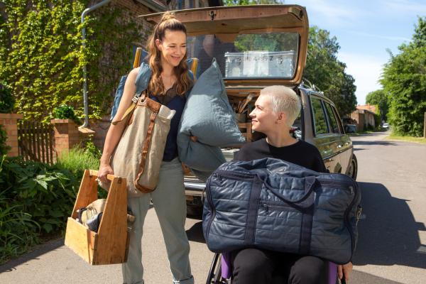 Bild 1 von 15: Katja (Alexandra Neldel, l.) ist ihrer neuen Nachbarin Pia (Zoë Valks, r.) direkt sympathisch.
