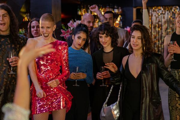 Bild 1 von 4: Hanna (Banafshe Hourmazdi, 3.v.l.) und Isabel (Annick Durán Kandzior, 2.v.r.) staunen nicht schlecht bei der Promi-Hochzeit.