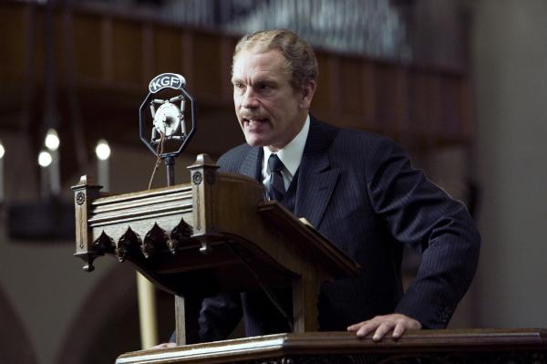 Bild 1 von 24: Reverend Gustav Briegleb (John Malkovich) macht den Fall öffentlich, um zu erreichen, dass Christine wieder aus der psychiatrischen Klinik entlassen wird ...