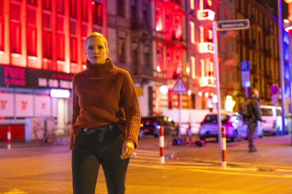 Bild 1 von 6: Im Rotlichtviertel recherchiert Sarah Tacke im Dunkelfeld der Zwangsprostitution.