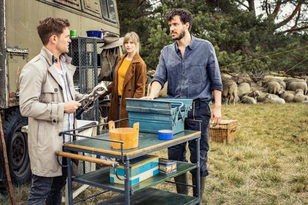 Bild 1 von 8: Dominik Morgenstern (Joscha Kiefer, l. ) und Resi Schwaiger (Mersiha Husagic, M.) befragen Ben Michaelis (Tobias van Dieken, r.).
