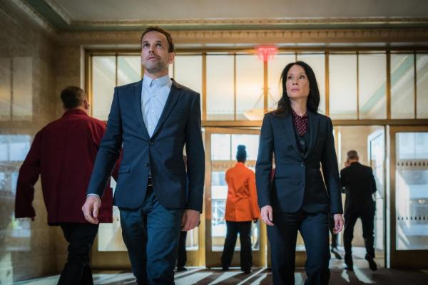 Bild 1 von 12: Holmes (Jonny Lee Miller, l.) und Watson (Lucy Liu, r.) untersuchen mysteriöse Mordfälle. Ein Chefkoch und dessen Gäste wurden offenbar mit Schlangengift vergiftet. Handelt es sich in diesem Fall etwa um einen Serienkiller?