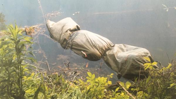 Bild 1 von 5: Ein Angler macht auf einem See eine Entdeckung: Handelt es sich um eine verschnürte Leiche?