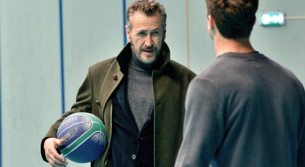 Bild 1 von 3: Vice-Questore Rocco Schiavone (Marco Giallini, re.) verhört Max Turrini (Filippo di Carli).