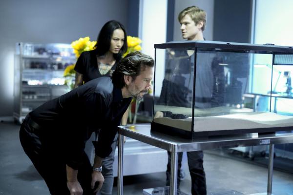 Bild 1 von 12: (v.l.n.r.) Russ Taylor (Henry Ian Cusick); Desi Nguyen (Levy Tran); Angus MacGyver (Lucas Till)