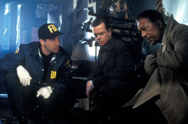 Bild 1 von 12: Innerhalb kurzer Zeit wird Ollie McArthur (Dylan Baker, M.) und Dr. Alex Cross (Morgan Freeman, r.) klar, dass die Entführung der Schülerin mit den Serienmorden in Verbindung steht ...